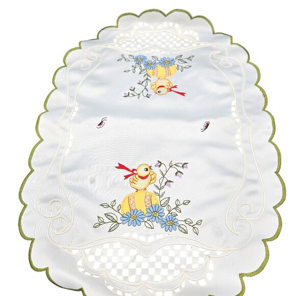 Vintage cottagecore scalloped edge chick and egg embroidered table runner - Picture 1 of 6